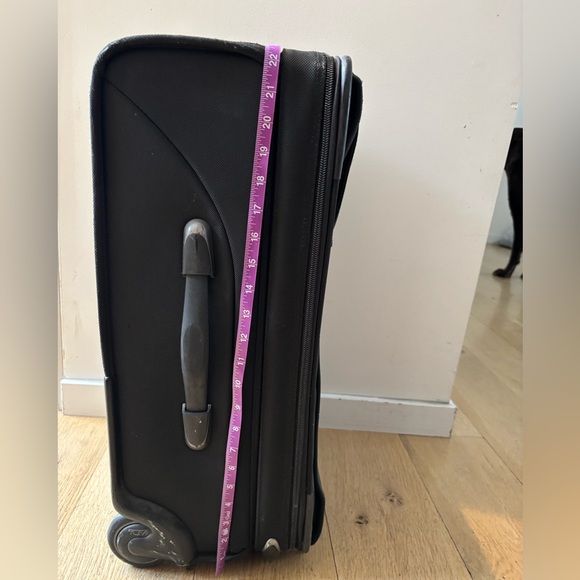 Tumi - 2 Wheel Expandable 22 inch - Picture 7 of 12